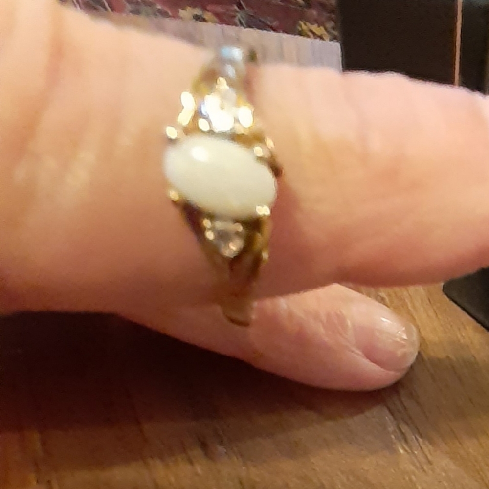 10 K Opal and diamond ring - Picture 8 of 9